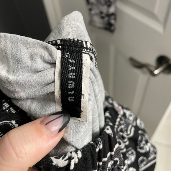 Skull Leggings - Picture 2 of 3